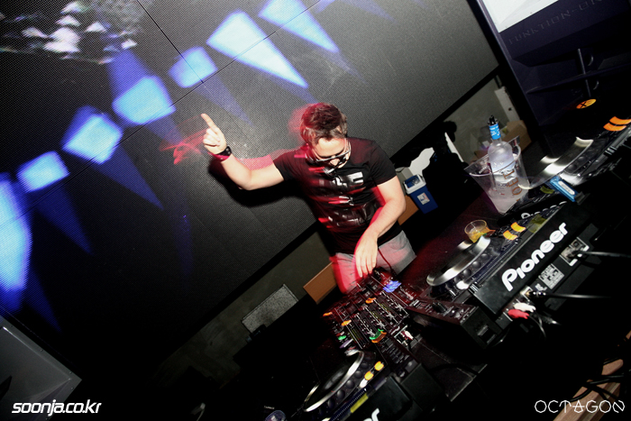IMG_9735[1].jpg : 2012년 4월 7일 SAT NOIR With DJ VIVID  @ Club OCTAGON (클럽 옥타곤)