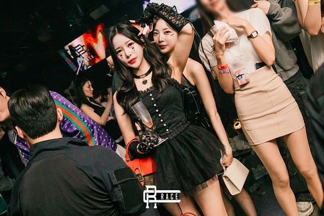 클럽레이스 할로윈 파티사진 : 466522072_17958071102831771_73357204660762637_n.jpg
