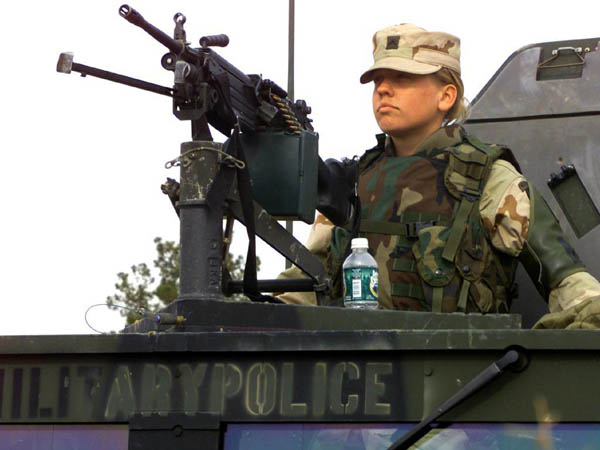 JLM-Army_checkpoint_at_Bagram_Airfi.jpg : 세계의 여군들!!