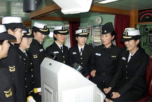 20100317_070113_684d6cd6464b46d784323155a4d434d2.jpg : 세계의 여군들!!