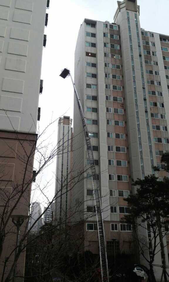 2948918645_UkYPsocM_1.jpg : 돌침대를 사다리차로 운반하면 이렇게 됩니다.