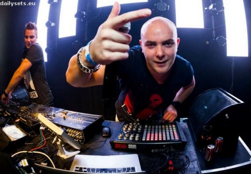 Showtek-Musical-freedom-20-500x347.jpg : Showtek - Slow Down (Orignal Mix Demo Ver.)