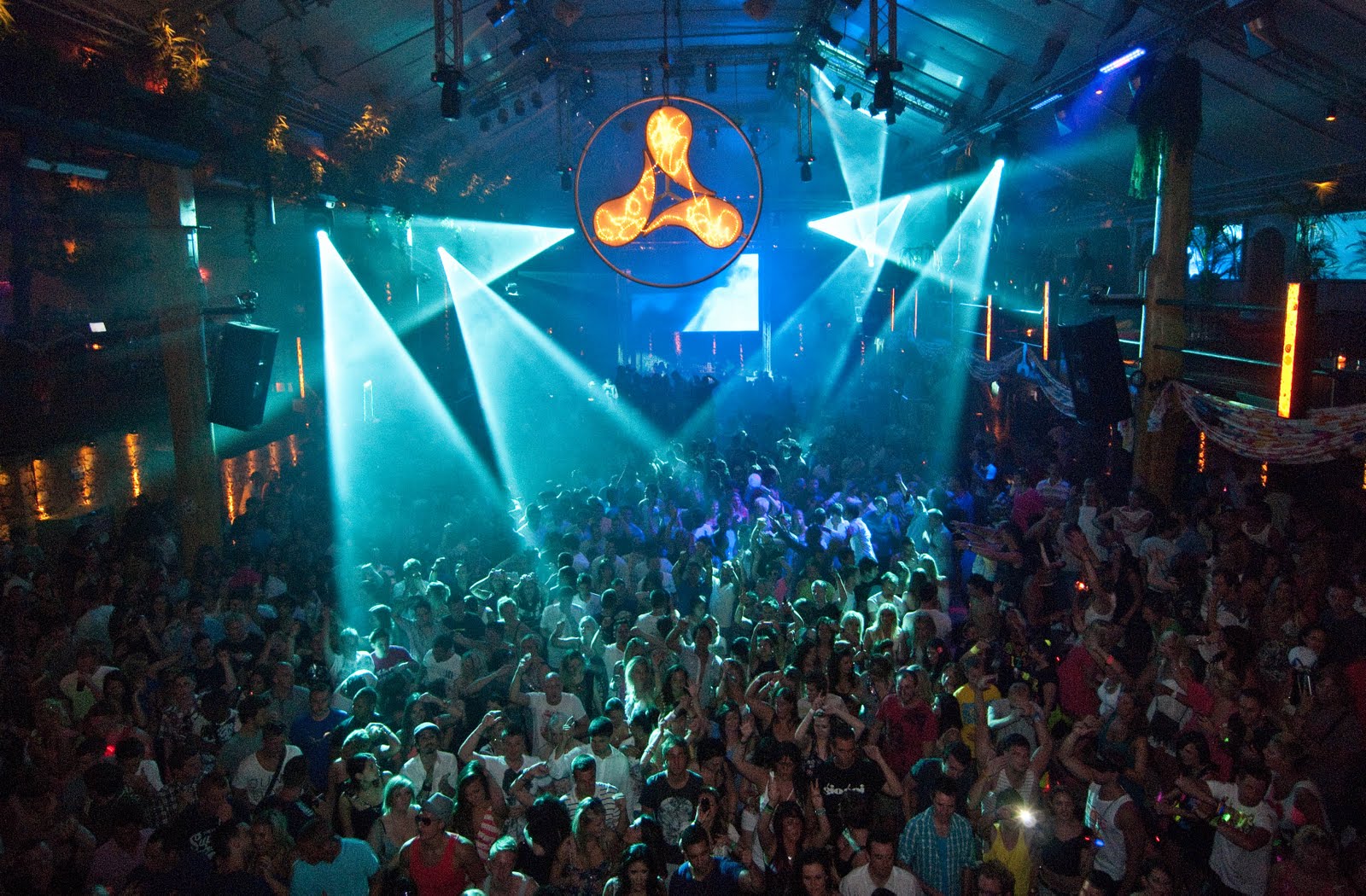 amnesia-ibiza1.jpg : Far East Movement Ft. Justin Bieber - Live My Life (Ben Bass Bootleg)