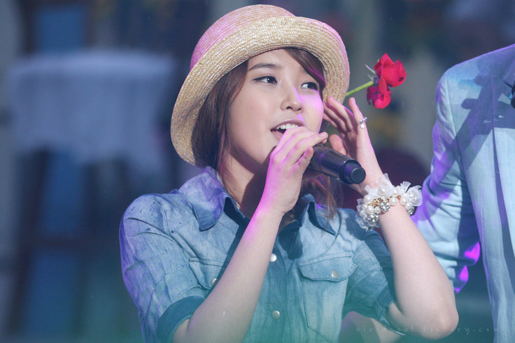 아이유.jpg : [무료무료!]Solid Base feat. Robson - Mirror Mirror (metyou & robson remix)