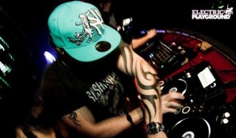 L6Aa9v37u0S.jpg : 위아더 피포~~ ㅋㅋㅋ toni cross LOUNGE #3 . mix