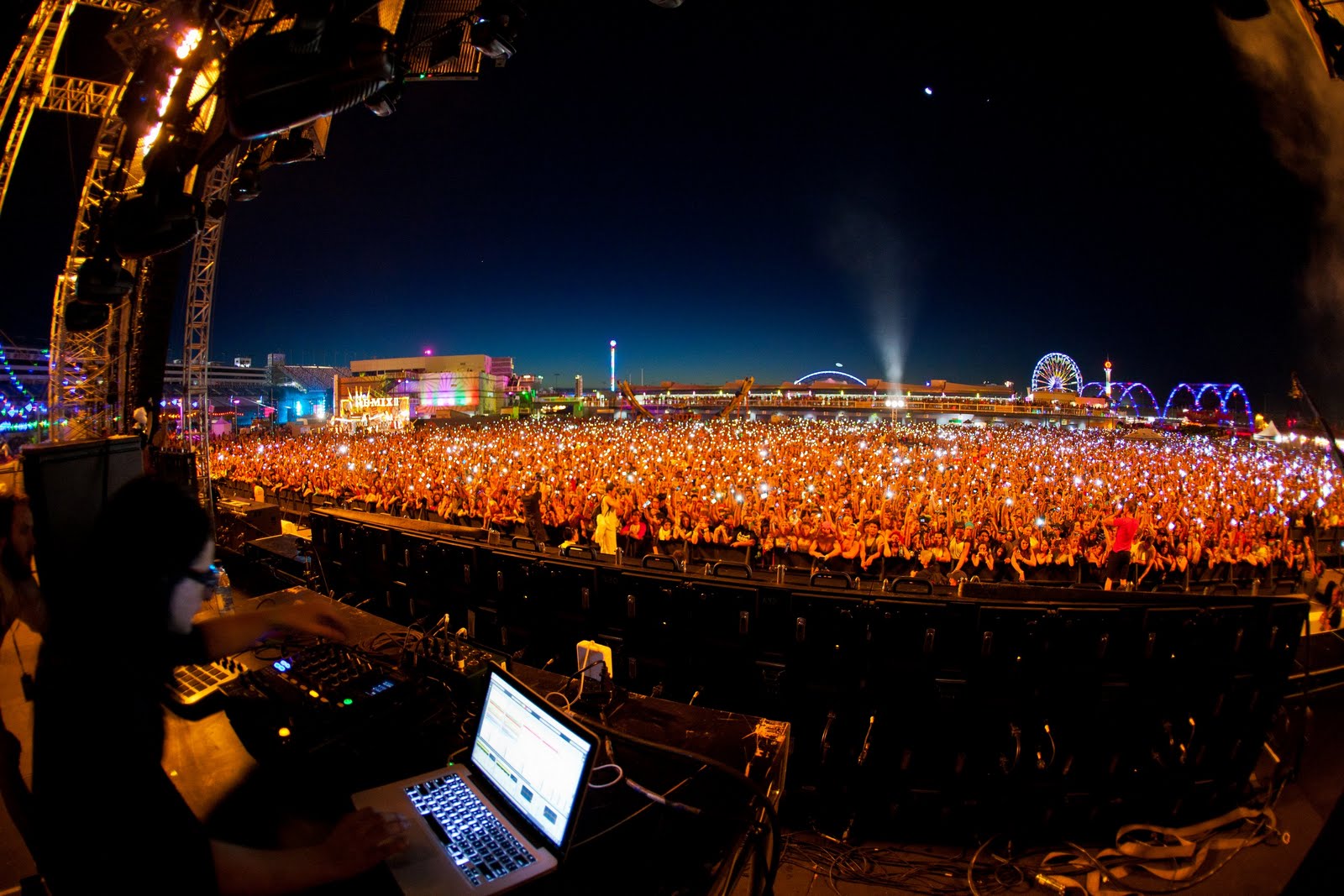 EDC-Vegas-Skrillex-credit-Rukes.jpg : Porter Robinson - Language (Hot Shit! Bootleg) *Weekend Choice