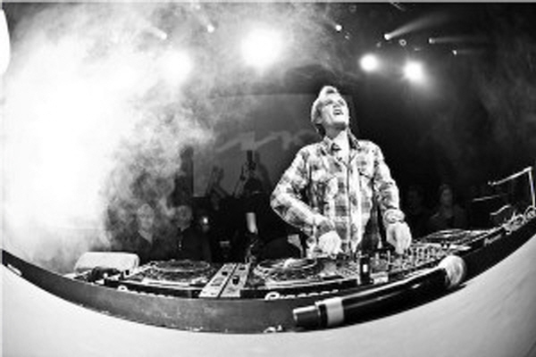 Avicii Live.jpg : Avicii - Last Dance (Original Club Instrumental) [320Kbps]