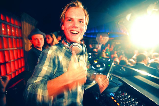 Avicii-at-Lavo.jpg : (아비치껀말이피료업슴걍받으세요..)Armin Van Buuren feat. Laura V - Drowning (Avicii's Unnamed Mix)